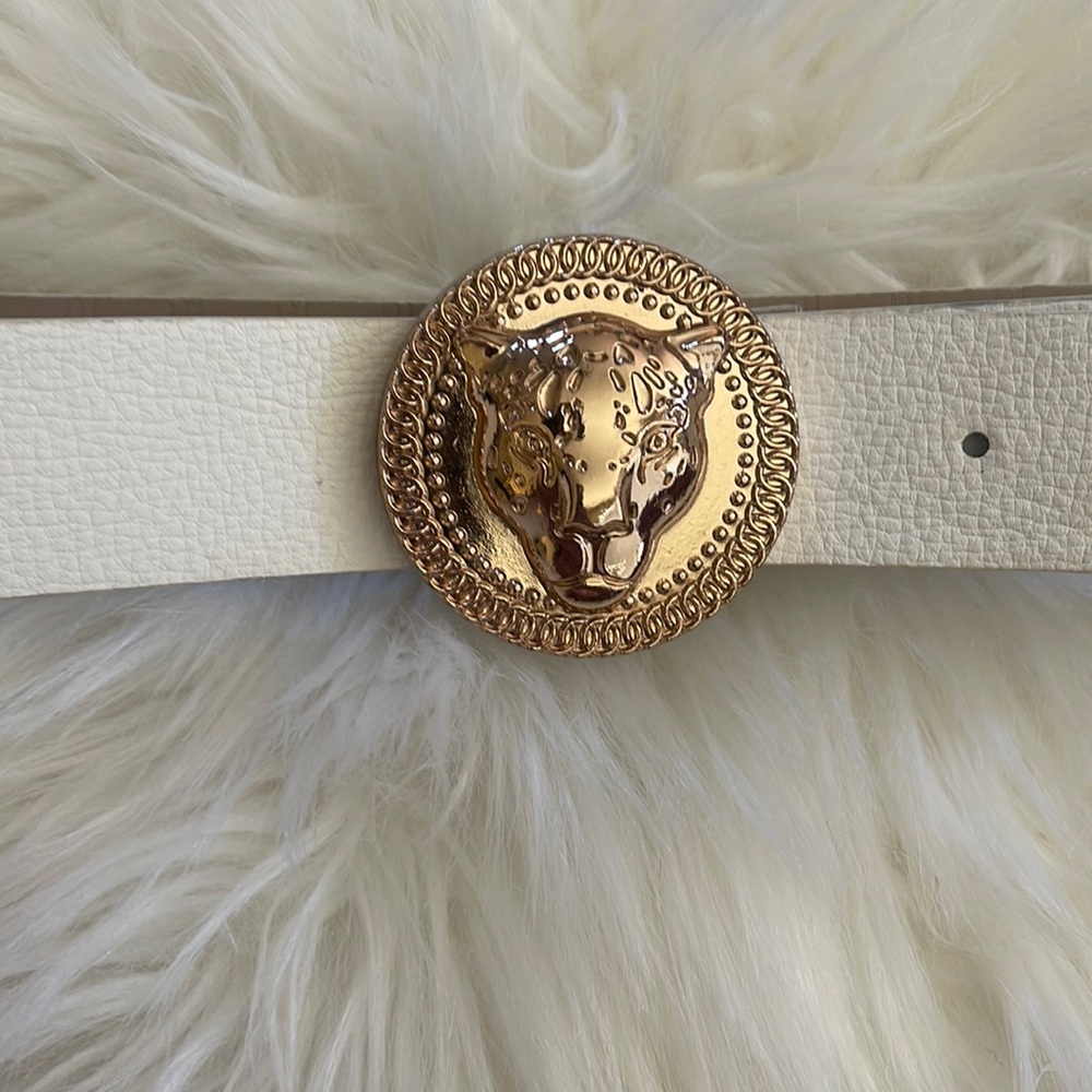 Belt in white lion gold medallion adjustable notches- Preowned!🐯
